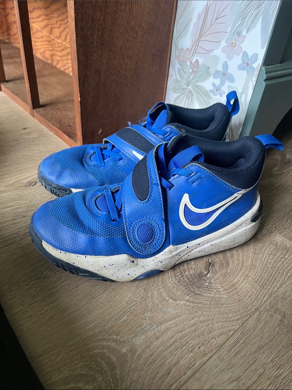 Nike Kids Blue Basketball court velcro shoes Sneakers EUC big kids 4